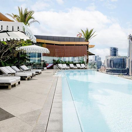 เอ็มโพเรียม เซาท์แบงก์ Hotel บริสเบน ภายนอก รูปภาพ The rooftop pool at The Standard, Bangkok