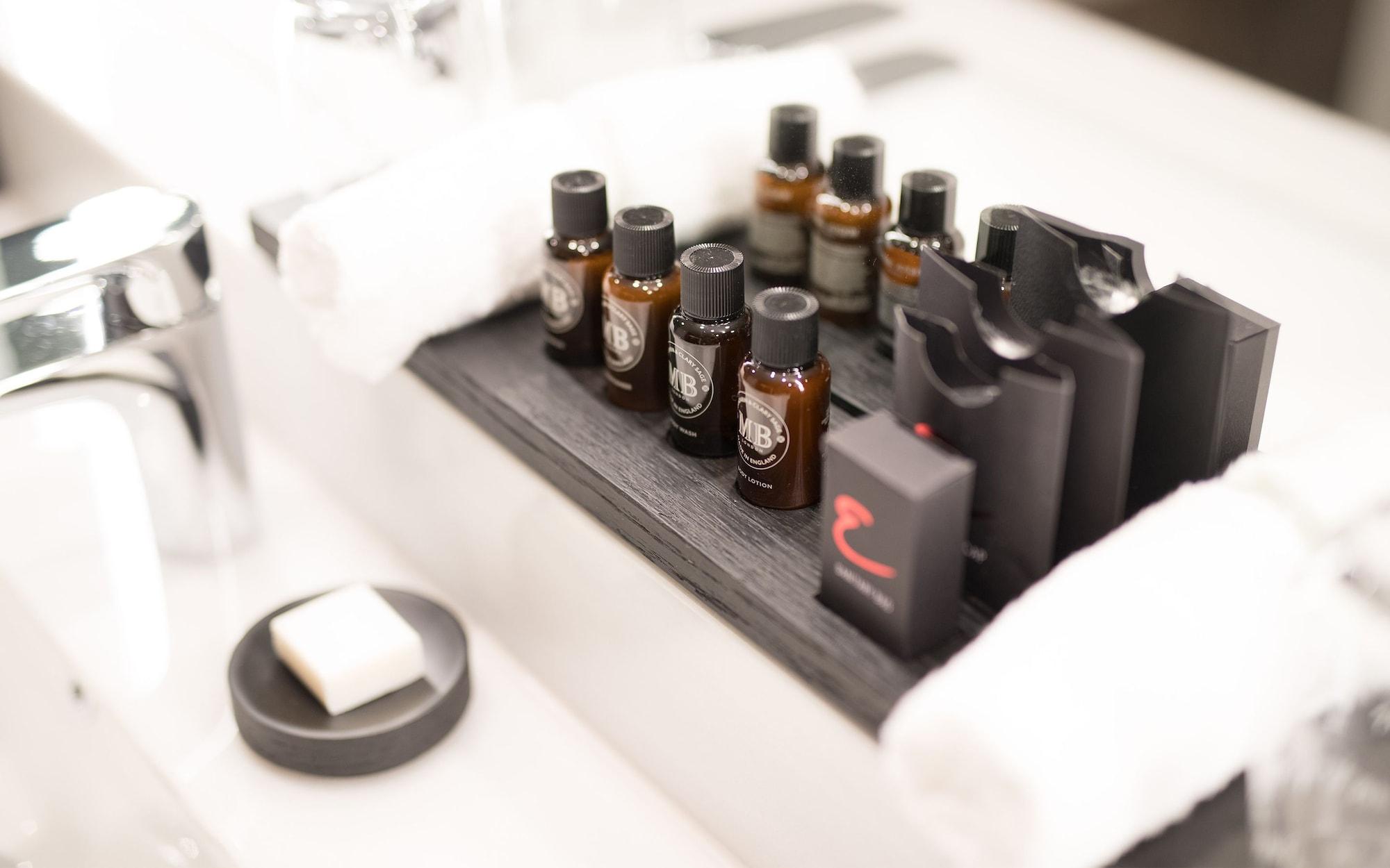 เอ็มโพเรียม เซาท์แบงก์ Hotel บริสเบน ภายนอก รูปภาพ A selection of toiletries in a hotel bathroom
