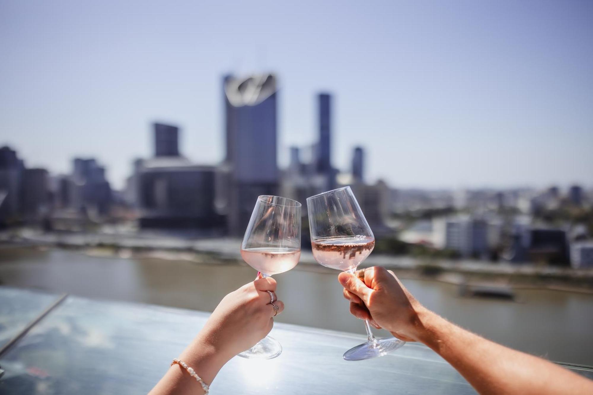 เอ็มโพเรียม เซาท์แบงก์ Hotel บริสเบน ภายนอก รูปภาพ A toast with wine