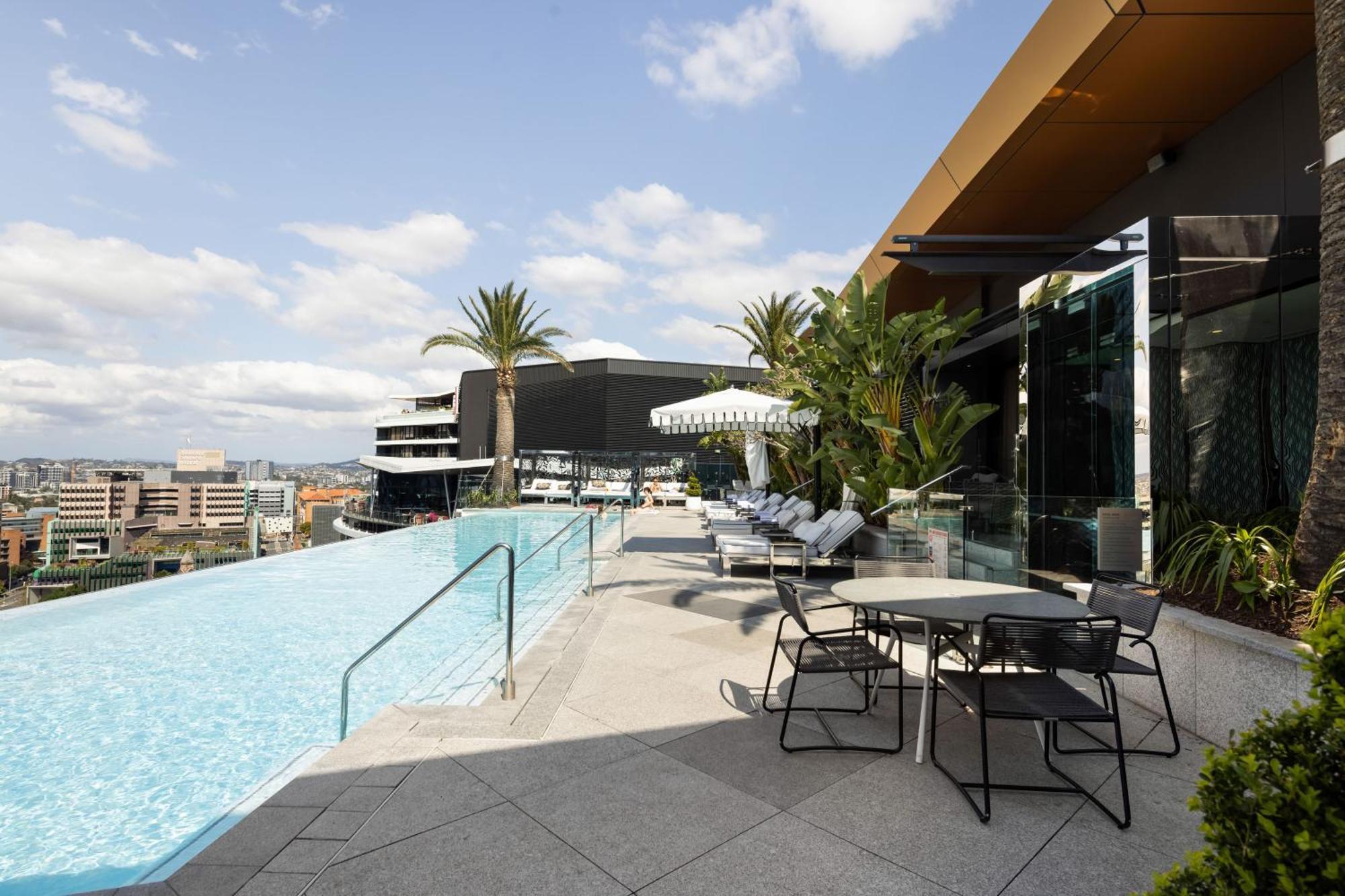 เอ็มโพเรียม เซาท์แบงก์ Hotel บริสเบน ภายนอก รูปภาพ The rooftop pool at The Standard