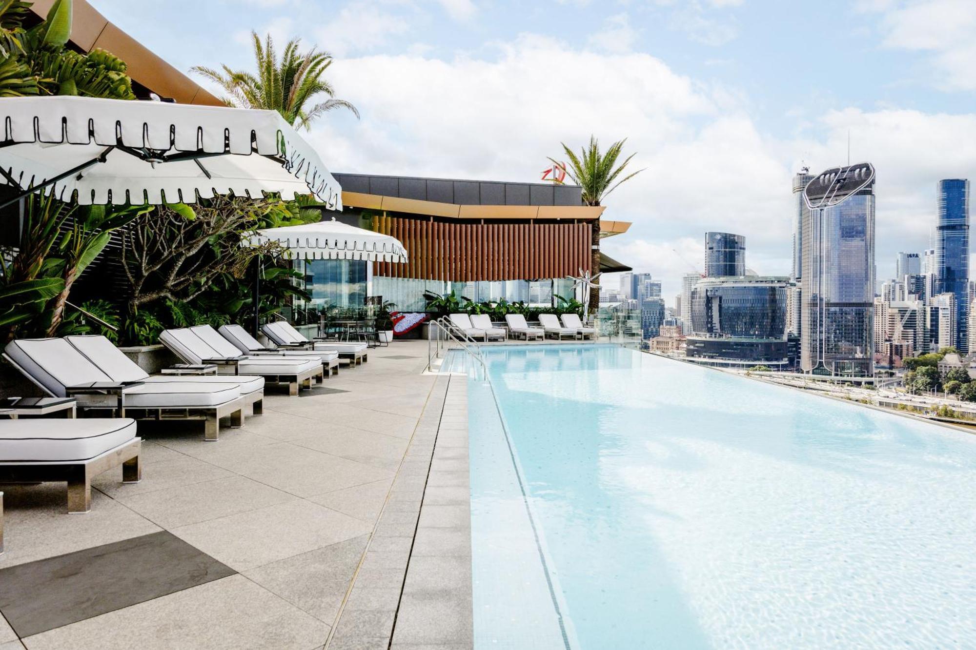 เอ็มโพเรียม เซาท์แบงก์ Hotel บริสเบน ภายนอก รูปภาพ The rooftop pool at The Standard, Bangkok