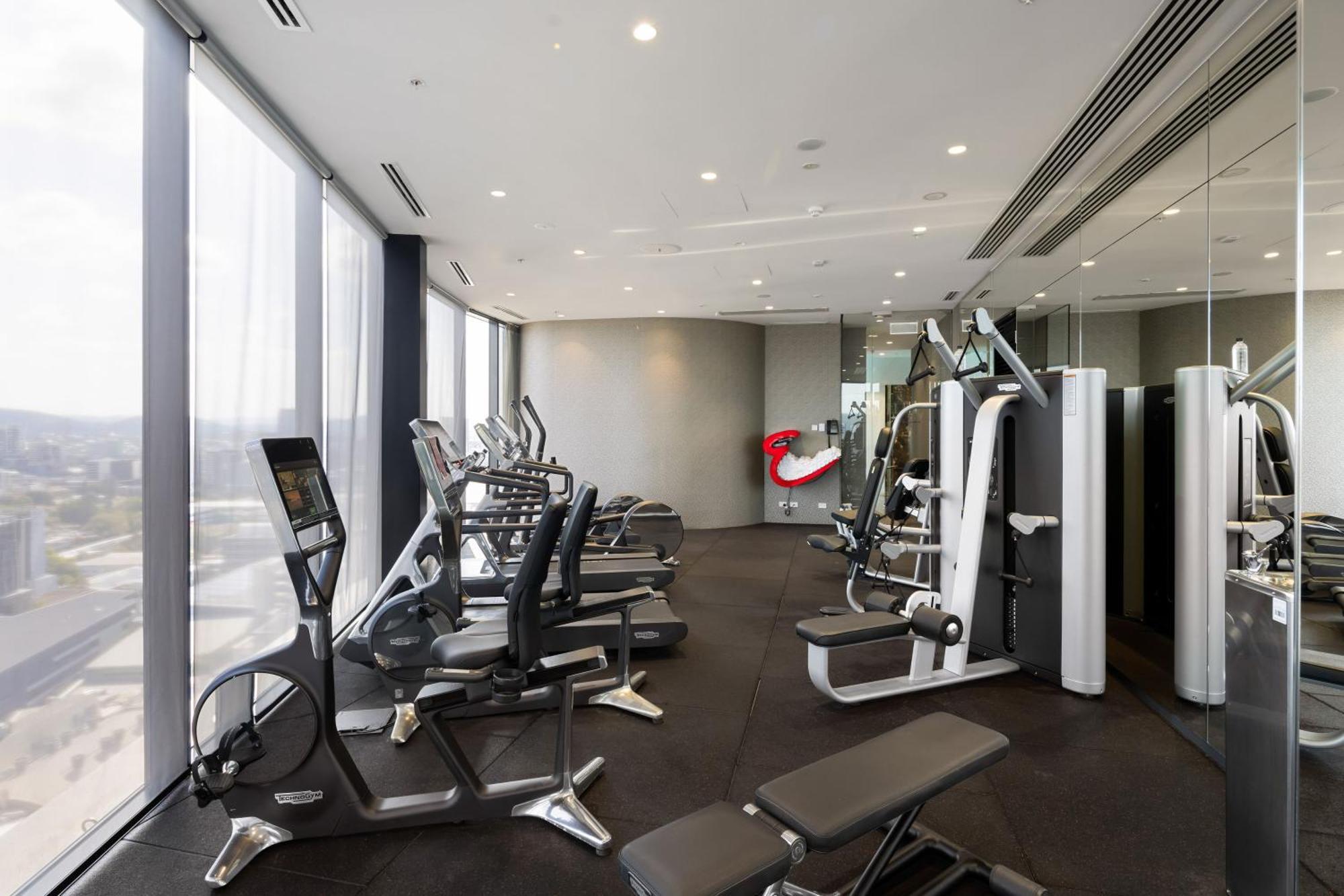 เอ็มโพเรียม เซาท์แบงก์ Hotel บริสเบน ภายนอก รูปภาพ The gym at the 360° Club