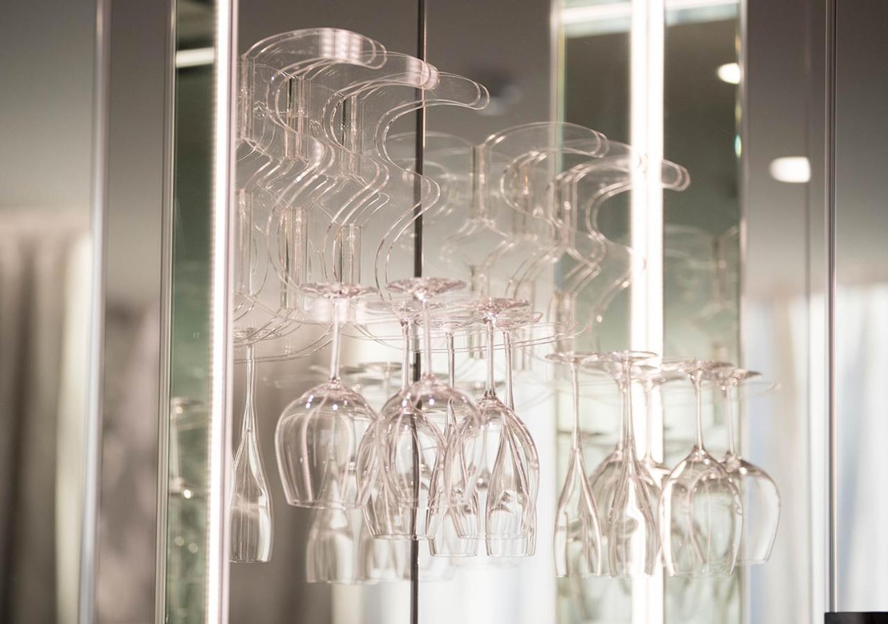 เอ็มโพเรียม เซาท์แบงก์ Hotel บริสเบน ภายนอก รูปภาพ Wine glasses