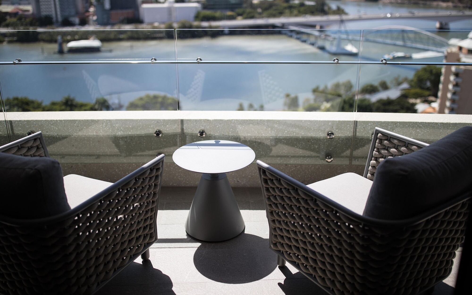 เอ็มโพเรียม เซาท์แบงก์ Hotel บริสเบน ภายนอก รูปภาพ A balcony at the hotel