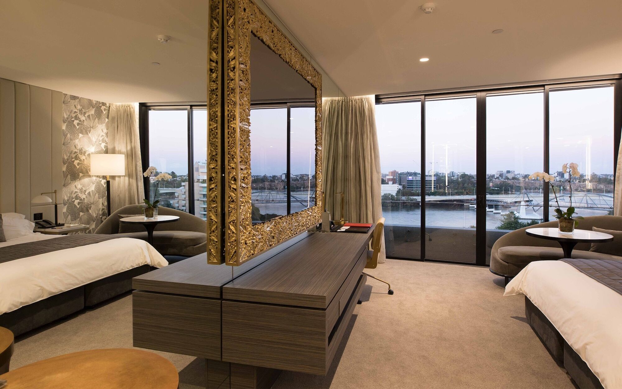 เอ็มโพเรียม เซาท์แบงก์ Hotel บริสเบน ภายนอก รูปภาพ A bedroom at the Crown Towers